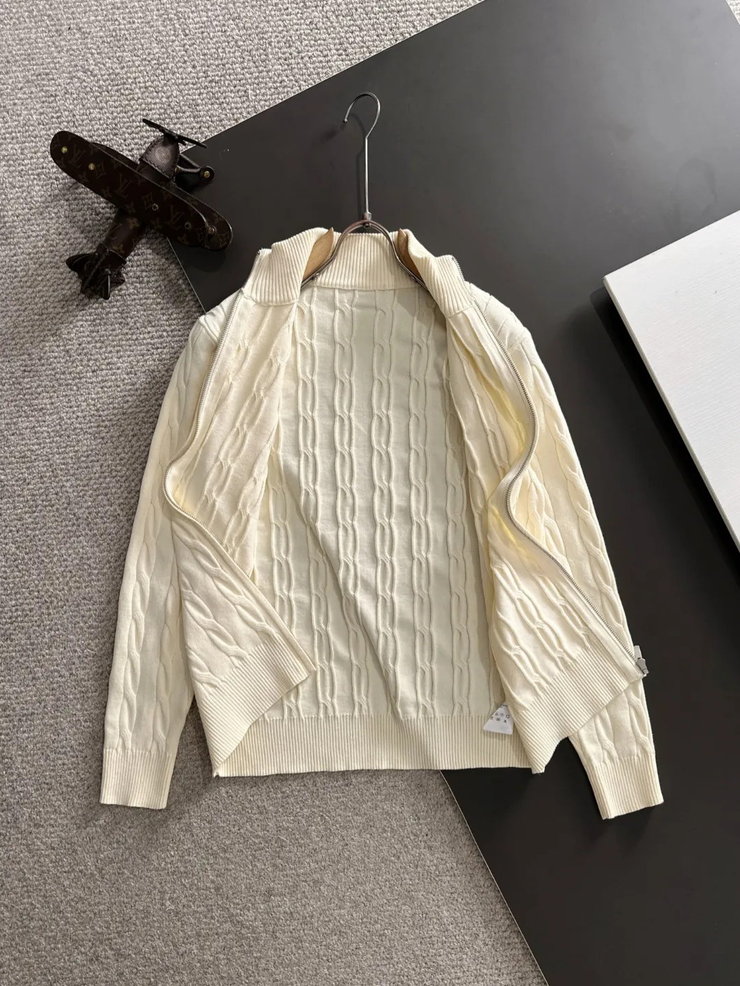 Next day shipping P460 Big Goose 2025 official website latest winter sweater, popular items are on sale at the counter simultaneously! Specially made of wool blended fabric. It feels comfortable and can be directly in contact with the skin. The logo badge is exquisitely embroidered, which is extremely eye-catching! The details highlight the fashionable charm of big brands. Exquisite workmanship. Three-dimensional cutting style. The wearing effect is invincible and handsome! All three standards are complete! Size: M-3XL